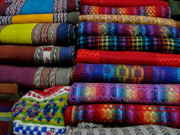 παραδοσιακά υφάσματα σε μια αγορά στο Περού - Φωτογραφία, εικόνα