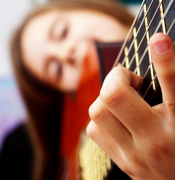 маленькая девочка играет на гитаре
 - Фото, изображение