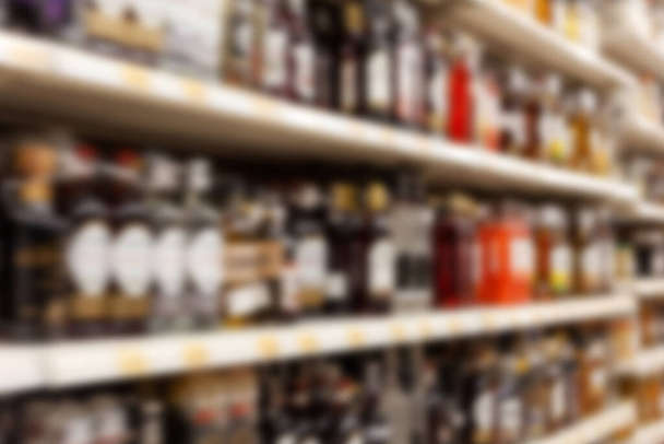 Textura de fundo desfocada, diferentes tipos de álcool nas prateleiras da loja, muitas garrafas de vidro vodka aromatizadas em exposição, mercearia local vendendo conceito de bebidas alcoólicas
 - Foto, Imagem
