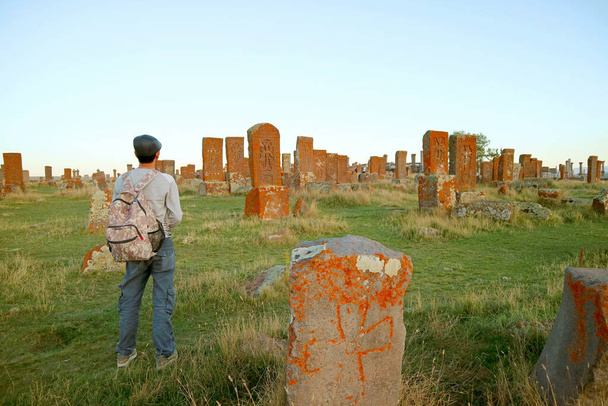 Fiatalembert lenyűgözte a világ legnagyobb kachkars mezője Noratus középkori temetőjében, Örményországban. - Fotó, kép