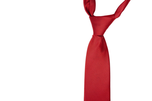 Eine klassische rote Krawatte auf weißem Hintergrund. Formelle Männerkleidung, Anzugselemente und allgemeines rotes Farbkonzept, niemand - Foto, Bild