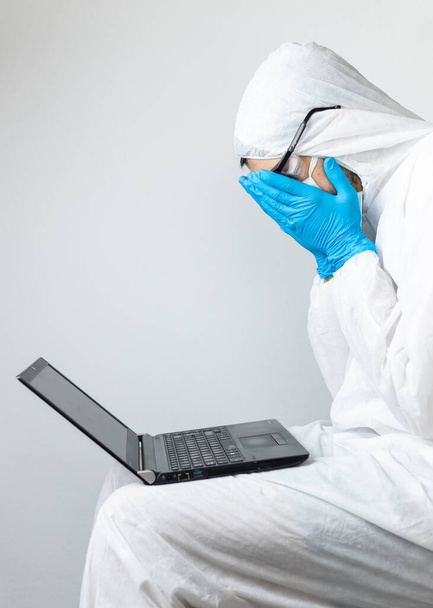 badaczka w lateksowych rękawiczkach i odzieży ochronnej koronawirusa płacząca nad problemem pandemii - Zdjęcie, obraz