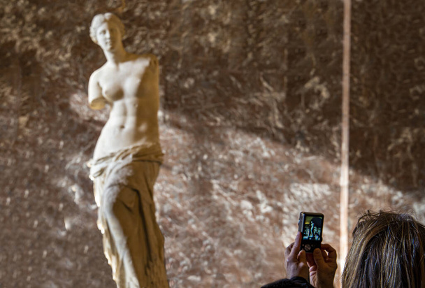 Personas que toman fotos con sus teléfonos móviles y cámaras en actividades turísticas en un museo
 - Foto, Imagen