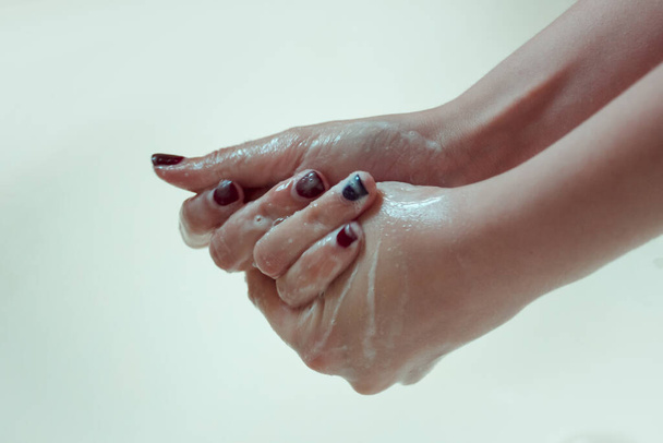 Weibliche Hände in Seife. Händewaschen - Foto, Bild
