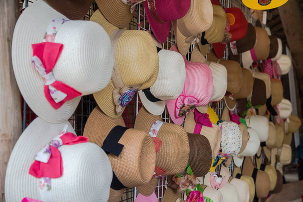 elegante collezione di cappelli di paglia colorati da donna, cappelli in vendita presso un marke
 - Foto, immagini