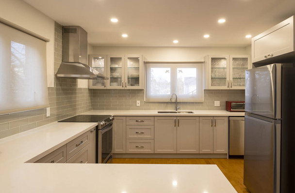 Новая современная открытая концепция кухни с серой и белой цветовой гаммой
 - Фото, изображение