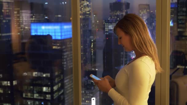 CLOSE UP: Mädchen tippt spät in der Nacht einen Text in ihrem Büro in New York - Filmmaterial, Video