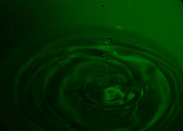 Kropla wody na białej misce, zielone odcienie, niebieskawy, fale, - Zdjęcie, obraz