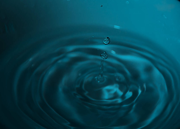 Waterdruppel op witte schaal, cyaantonen, blauwachtig, golven, - Foto, afbeelding