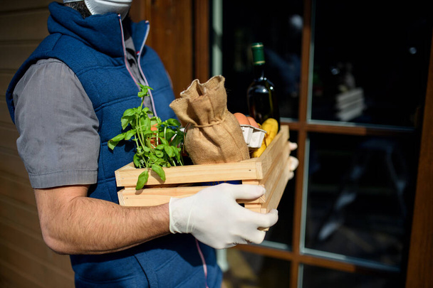 Courier delivering fresh fruit and vegetables shopping, corona virus and quarantine concept. - Foto, Imagen