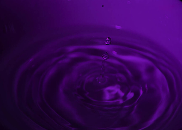 Drop of water on white bowl, violet tones, bluish, waves, - Foto, Imagen