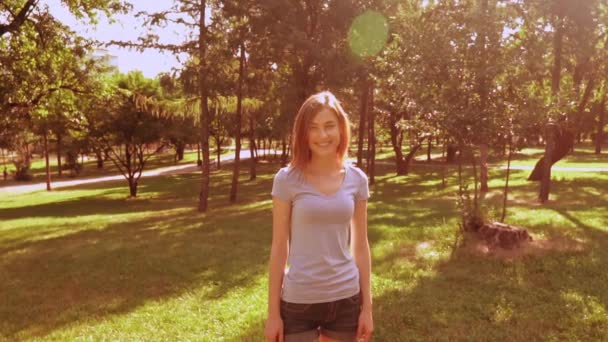 portrait cheerful female outdoors - Séquence, vidéo