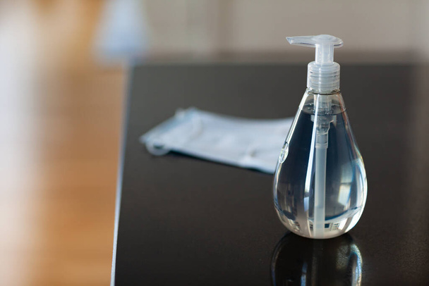Antibacterial antiseptic hand sanitizer gel bottle and surgical masks - Valokuva, kuva