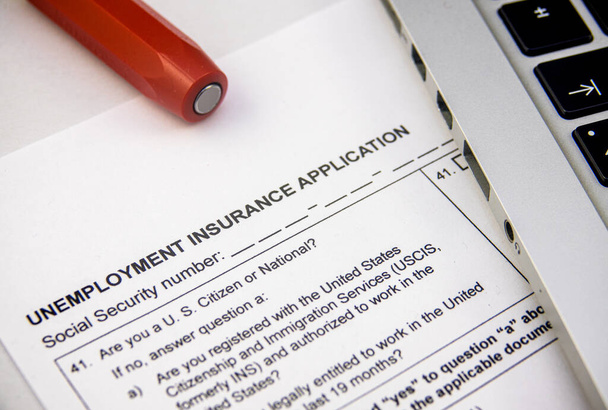 Un formulario de solicitud de seguro de desempleo que se está llenando debido a la pandemia del Coronavirus
 - Foto, Imagen
