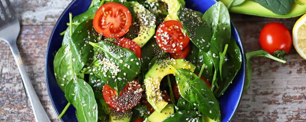 Gesunder Salat mit Avocado, Spinat und Kirschtomaten. Veganer Salat. Super Essen. Gesunde Ernährung. - Foto, Bild