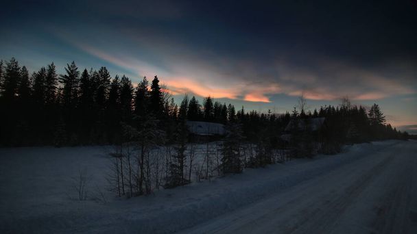 Image HDR de nuages nacrés au-dessus des bâtiments agricoles suédois en hiver
. - Photo, image