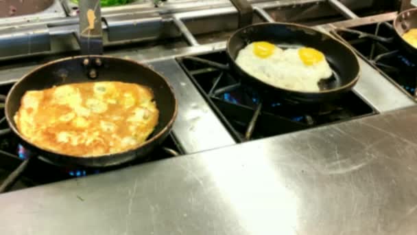 Cocinar tortillas y huevos fritos. Desayuno buffet en el restaurante del hotel. 4K. Vista borrosa
 - Imágenes, Vídeo