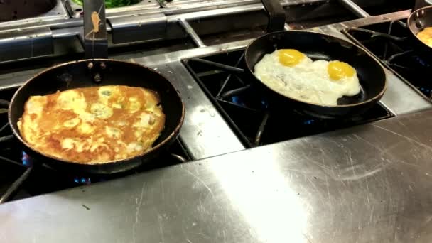 Cocinar tortillas y huevos fritos. Desayuno buffet en el restaurante del hotel. 4K
 - Imágenes, Vídeo