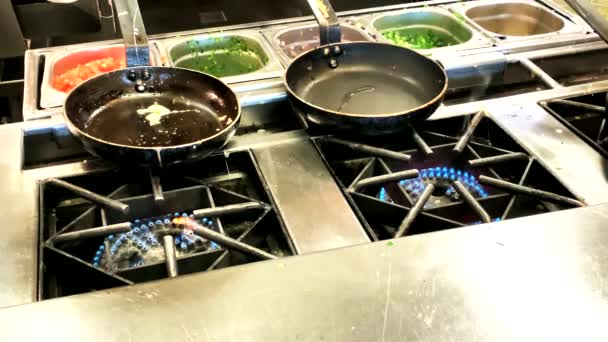 オムレツと目玉焼きを調理。ホテル内のレストランでの朝食ビュッフェ。4K - 映像、動画