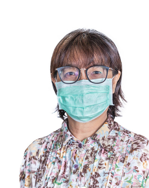 Mulher asiática vestindo rosto máscara cirúrgica higiênica para surto de proteção espalhando coronavírus Covid- 19 e poluição do ar poeira pm2.5 isolado no fundo branco
 - Foto, Imagem