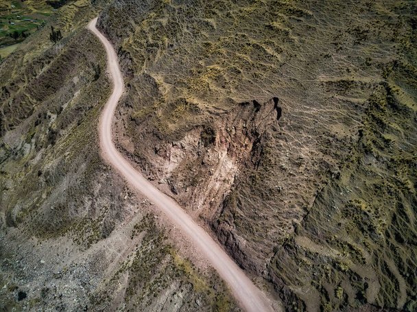 Αεροφωτογραφία επικίνδυνου ορεινού δρόμου στις Άνδεις, Νότια Αμερική - Φωτογραφία, εικόνα
