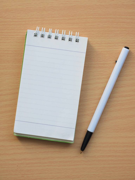 Cuaderno blanco y bolígrafo negro
 - Foto, Imagen