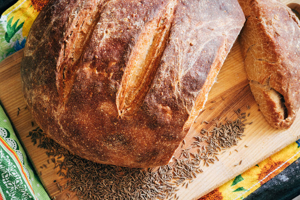Σπιτικό ψωμί σικάλεως με σπόρους κύμινου. Φρέσκο, φαγητό, φούρνος, μαγείρεμα, νόστιμο - Φωτογραφία, εικόνα