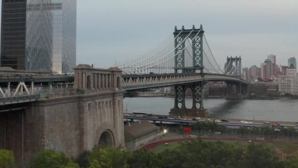 AERIAL: Sobre los tejados de Manhattan hacia el puente con East River
 - Metraje, vídeo