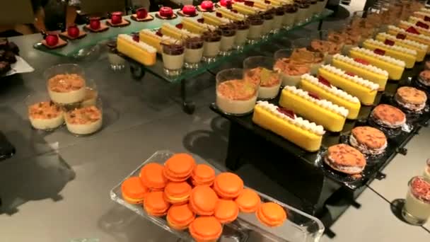 Servicios de catering fondo con surtido de pastelería fresca en la mesa del restaurante de buffet fiesta evento. 4K
 - Metraje, vídeo