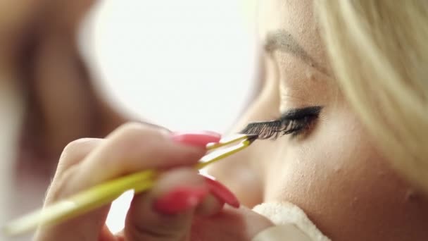 Makeup artist working on clients lases in beauty salon - Footage, Video