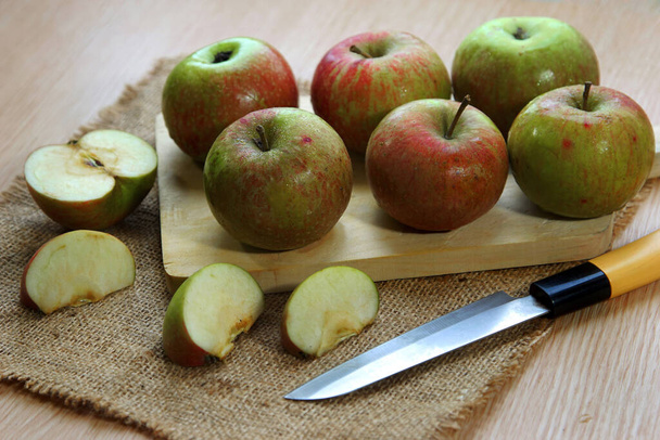  pomme fraîche avec un couteau sur planche à découper
 - Photo, image