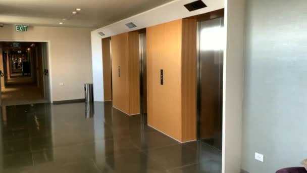 Modern çelik asansör kulübeleri iş lobisinde ya da otelde. 4K - Video, Çekim