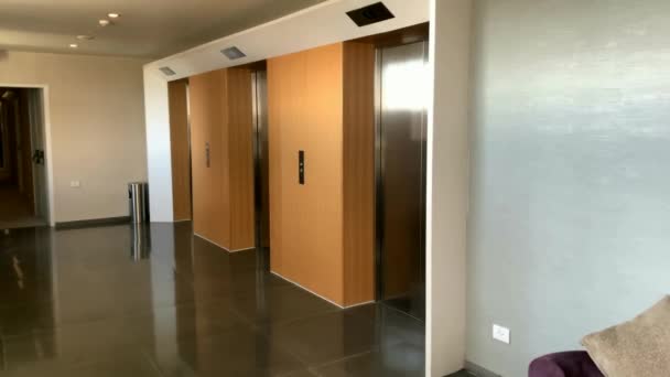 Modernas cabinas con ascensor de acero en un vestíbulo de negocios u hotel. 4K
 - Metraje, vídeo