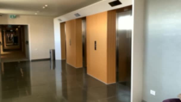 Modernas cabinas con ascensor de acero en un vestíbulo de negocios u hotel. 4K. Vista borrosa
 - Metraje, vídeo