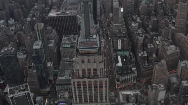 AERIAL: Beautiful shot circling the Empire State building in manhattan surrounded by scyscrapers in busy City at cloudy day  - Felvétel, videó