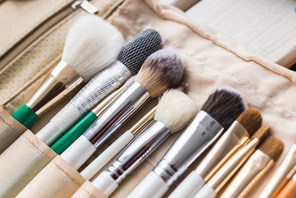 Makeup, beauty and cosmetics concept - Set of make-up brushes in a light case. - Foto, afbeelding