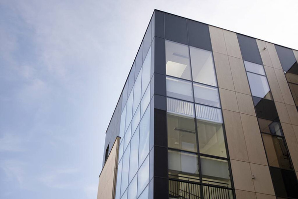 Textura abstracta y fachada de vidrio azul en edificio de oficinas moderno
., - Foto, imagen
