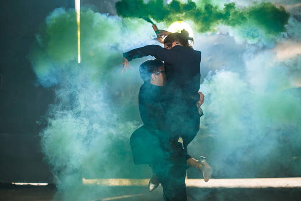 Pasadoble, baile en solitario latino y danza contemporánea - Hombre y mujer guapos bailando en la nube de humo
. - Foto, imagen
