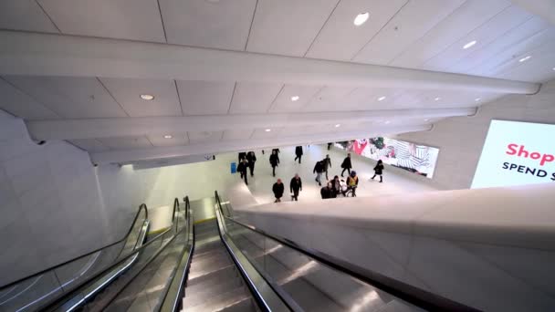 ニューヨーク市 – 2018年12月:ワールドトレードセンターでのオキュラス交通の拠点の階段ニューヨーク地下鉄駅、スローモーション通勤、ホールフロアを歩く人々. - 映像、動画