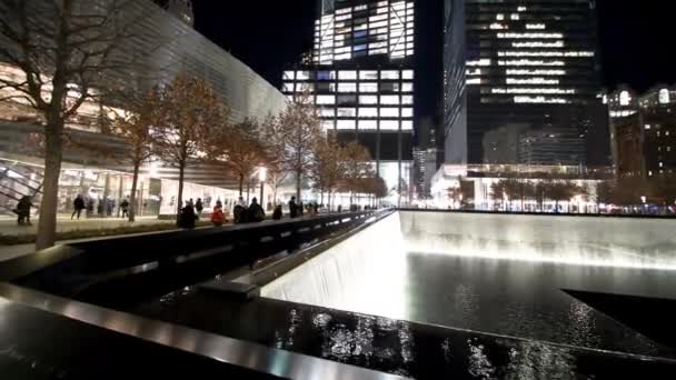 ニューヨーク市 – 2018年12月:ワールドトレードセンターグラウンド・ゼロ記念碑2001年9月11日の攻撃10周年を記念して建てられました。. - 映像、動画