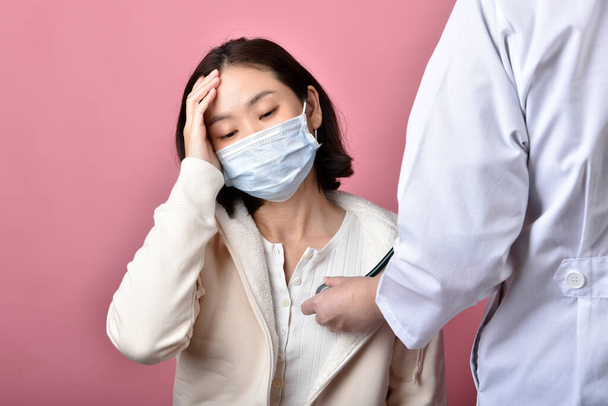 Ázsiai nő torokallergia és köhögés az arcon maszk, Tüsszentés és köhögés elterjedt coronavirus betegség cseppek, Orvosi szűrés covid-19 fertőzött beteg kórházban. - Fotó, kép