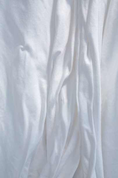 Белая простыня сушка на солнце, морщинистая текстура, абстрактный фон, крупный план, выборочная фокусировка, домашняя работа, концепция прачечной
 - Фото, изображение