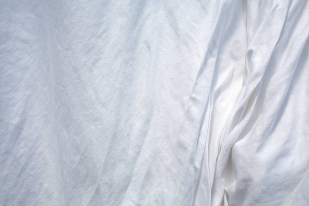 Weißes Bettwäsche Trocknen in der Sonne, Gefaltete Textur, Abstrakter Hintergrund, Nahaufnahme, Selektiver Fokus, Hausarbeit, Wäschekonzept - Foto, Bild