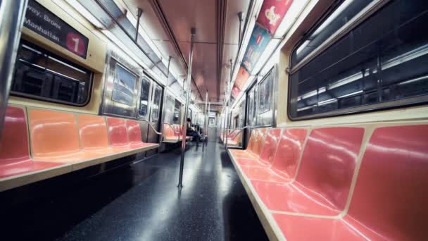 NUEVA YORK CITY - DICIEMBRE 2018: Tren que llega a la estación de metro por la noche en cámara lenta, vista interior, cámara lenta
. - Metraje, vídeo