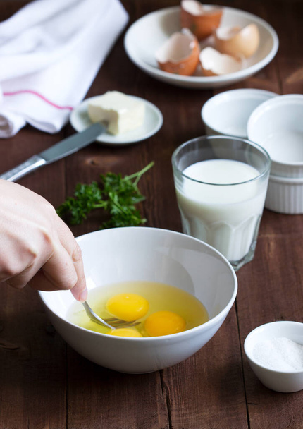 Zutaten und Zubehör für die Herstellung von Omelett. Rustikaler Stil. - Foto, Bild