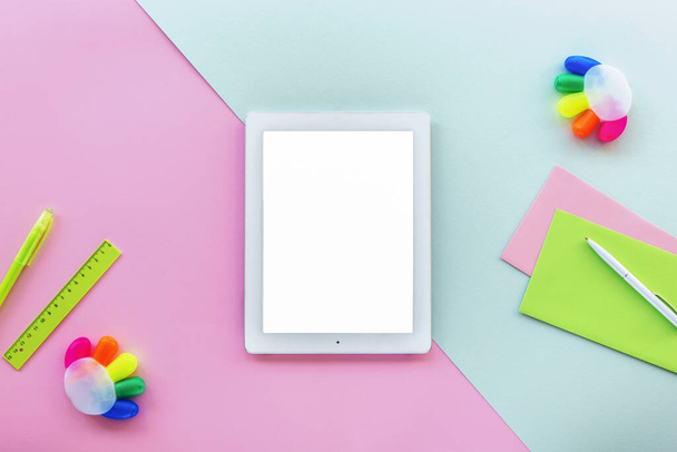 Tablet computer con schermo bianco, penna, righello e pennarelli colorati su sfondo rosa e blu. Concetto di educazione domestica. Vista dall'alto, disposizione piatta, spazio di copia
 - Foto, immagini
