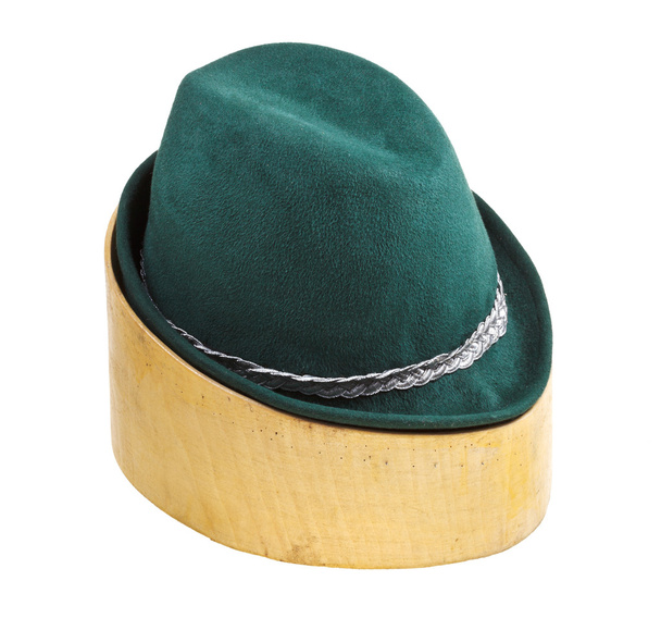 Зеленая тирольская шляпа на деревянном блоке липы
 - Фото, изображение