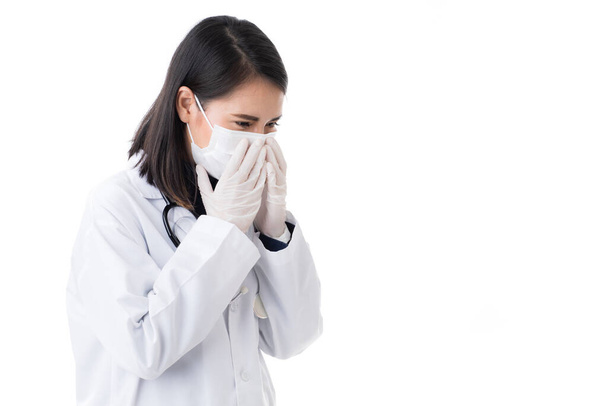 Mooie vrouw arts in lab jas jurk dragen chirurgische hygiëne beschermende masker niezen en met behulp van handen cover gezicht, neus en mount. Aziatische vrouw medische mensen hoesten, geïsoleerde witte achtergrond. - Foto, afbeelding