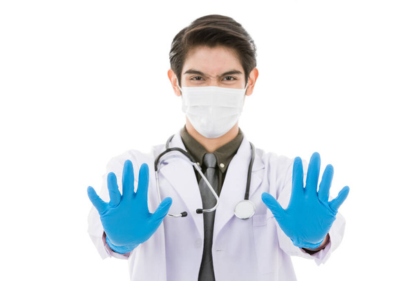 Młody i przystojny inteligentny lekarz azjatycki w chirurgicznej masce ochronnej higieny i niebieskich rękawic medycznych odizolowanych na białym tle podnieść dwie ręce w znak odmowy, bez wejścia lub działania. - Zdjęcie, obraz