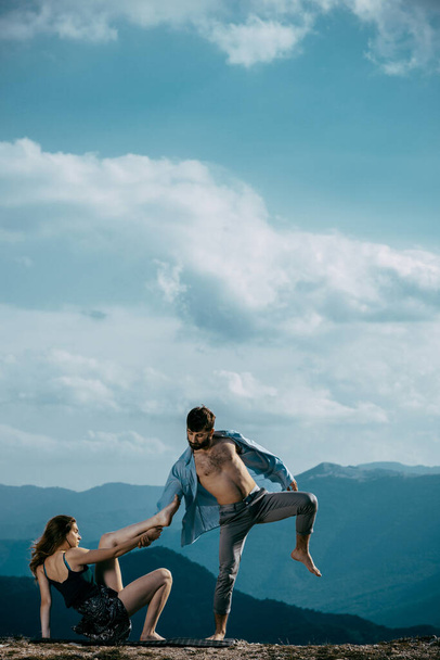 Concepto de deporte, baile y cultura urbana: hermosa pareja de baile en movimiento
 - Foto, Imagen